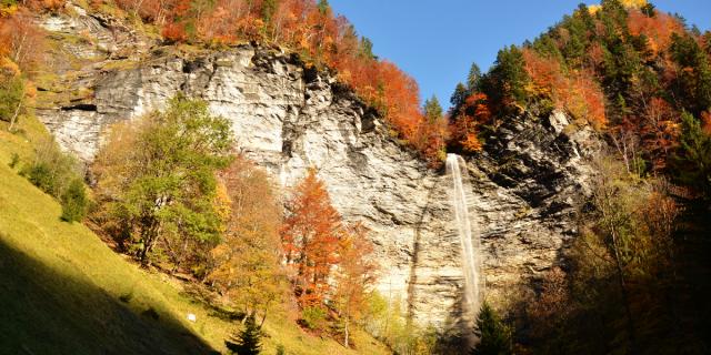 La Cascade du Dard en automne à La Giettaz en Aravis