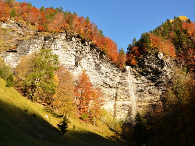 La Cascade du Dard en automne à La Giettaz en Aravis