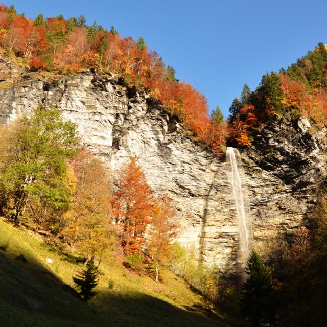 La Cascade du Dard en automne à La Giettaz en Aravis