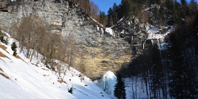 Cascade du Dard en hiver à La Giettaz en Aravis