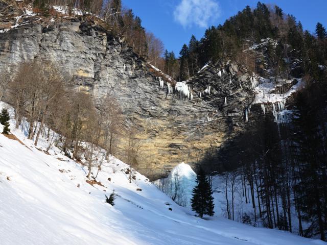 Cascade du Dard en hiver à La Giettaz en Aravis