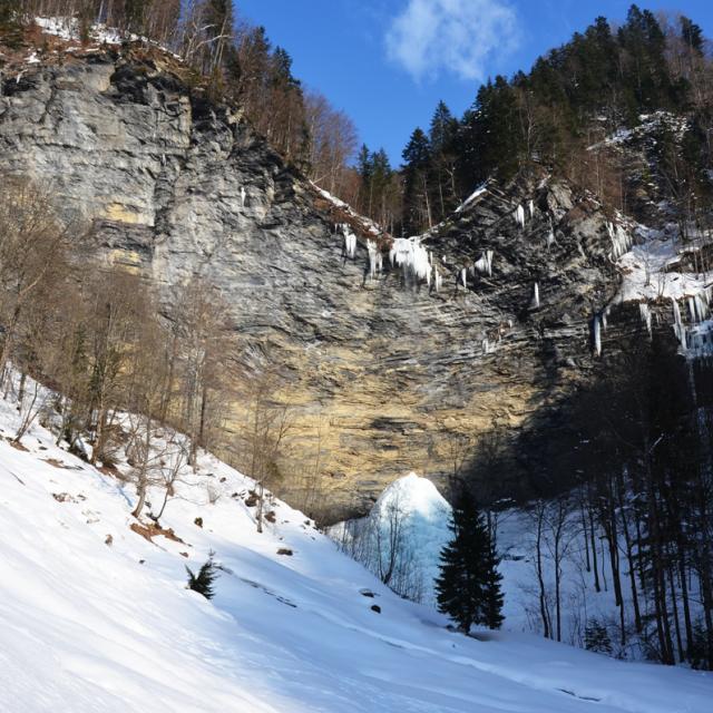 Cascade du Dard en hiver à La Giettaz en Aravis