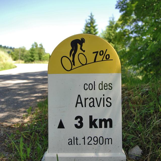 Borne de kilométrage dans la montée du Col des Aravis