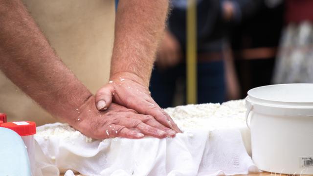 Fabrication du reblochon par les producteurs du Val d'Arly