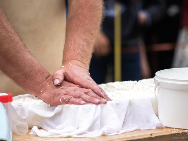 Fabrication du reblochon par les producteurs du Val d'Arly