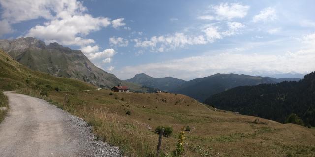 Vue sur la Porte des Aravis depuis la route des Montagnes