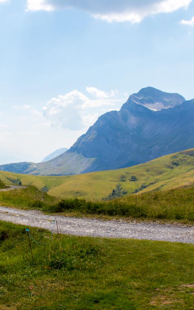 La route des Montagnes, face au Mont-Charvin dans le Val d'Arly