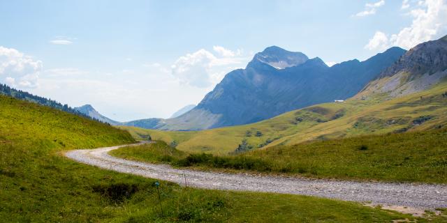 La route des Montagnes, face au Mont-Charvin dans le Val d'Arly