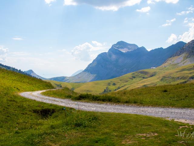 La route des Montagnes, face au Mont-Charvin dans le Val d'Arly