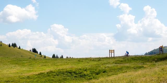 Randonnée en VTT sur la route des Montagnes dans le Val d'Arly