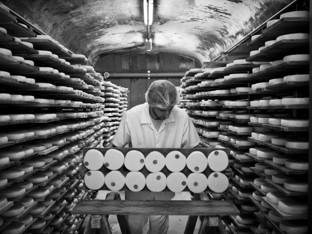 Coopérative Fruitière Cave Reblochons Noir Et Blanc