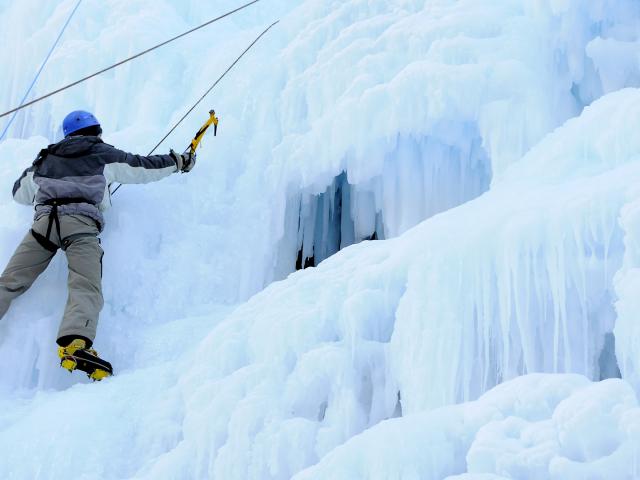 Cascade De Glace et alpinisme aux alentours du Val d'Arly