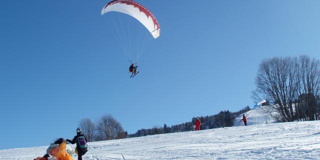 Parapente en hiver dans le Val d'Arly