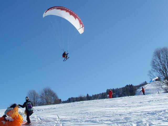 Parapente en hiver dans le Val d'Arly