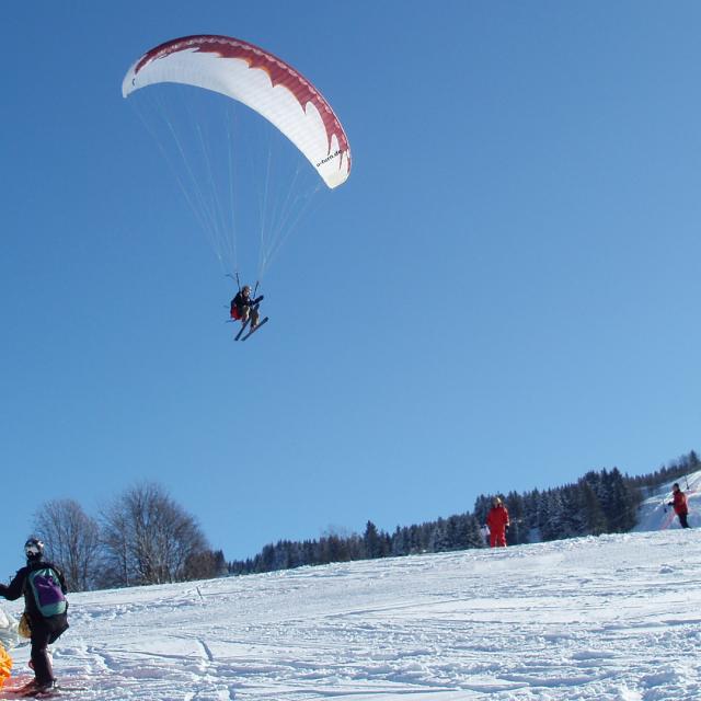 Parapente en hiver dans le Val d'Arly