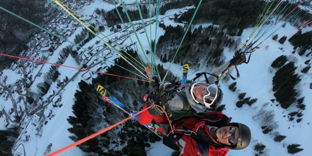 Baptême en parapente en hiver à La Giettaz en Aravis