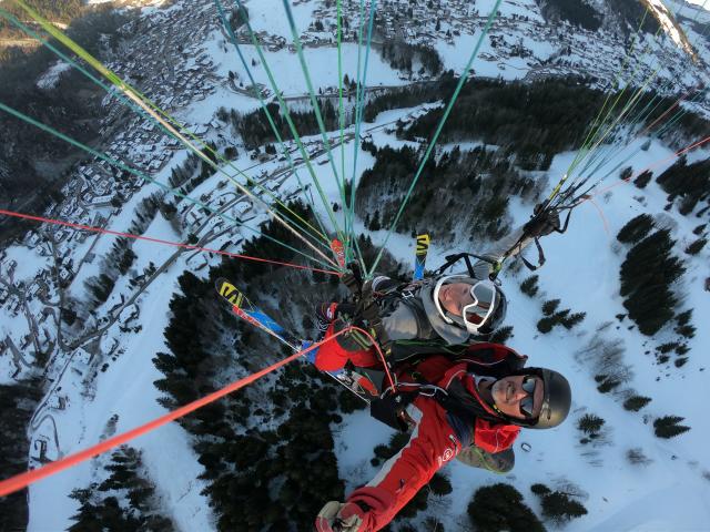 Baptême en parapente en hiver à La Giettaz en Aravis