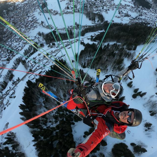 Baptême en parapente en hiver à La Giettaz en Aravis