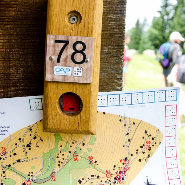 Parcours d'orientation en été dans le Val d'Arly