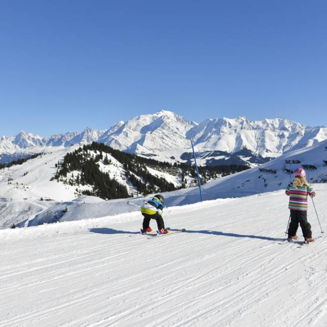 Ski face au Mont-Blanc à La Giettaz en Aravis