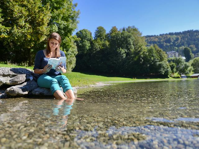 Lecture les pieds dans l'eau dans le Val d'Arly au Lac de Flumet