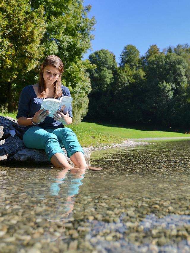 Lecture les pieds dans l'eau dans le Val d'Arly au Lac de Flumet