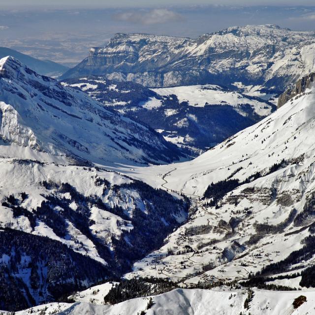 Vue aérienne sur la Giettaz et le Col des Aravis