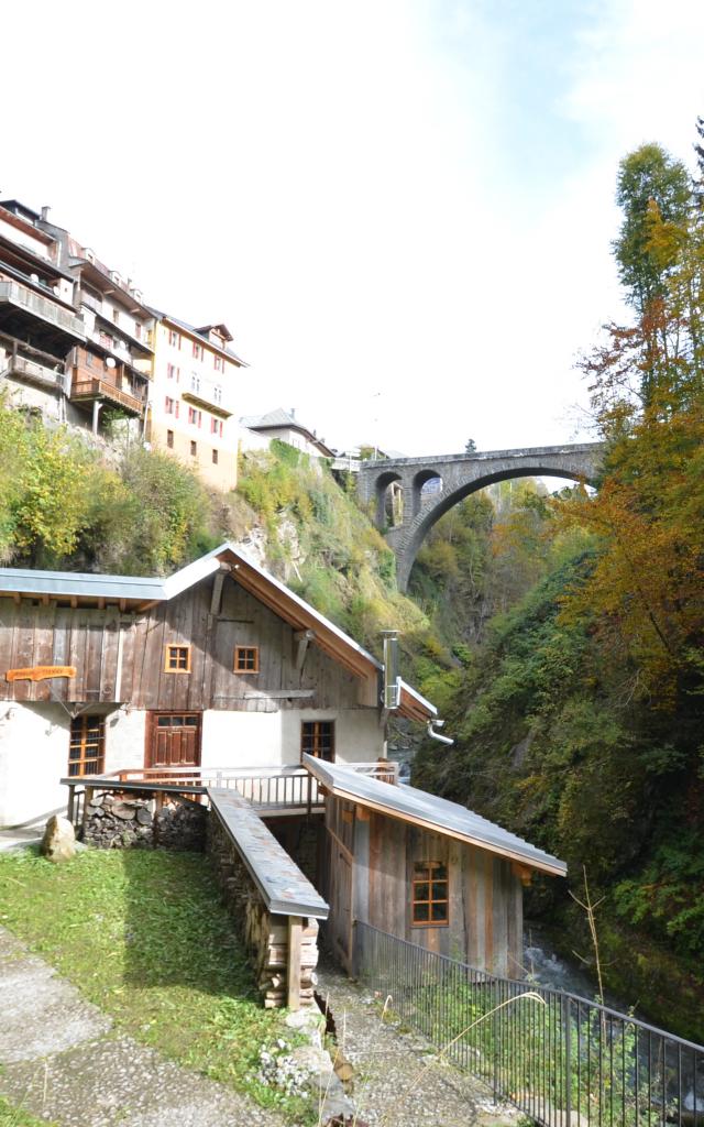 Moulin à Tienne, maisons suspendues et pont de l'Abyme à Flumet