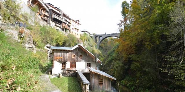 Moulin à Tienne, maisons suspendues et pont de l'Abyme à Flumet