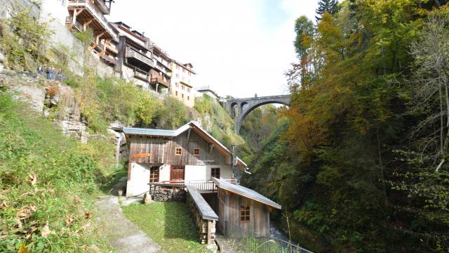 Moulin à Tienne, maisons suspendues et pont de l'Abyme à Flumet