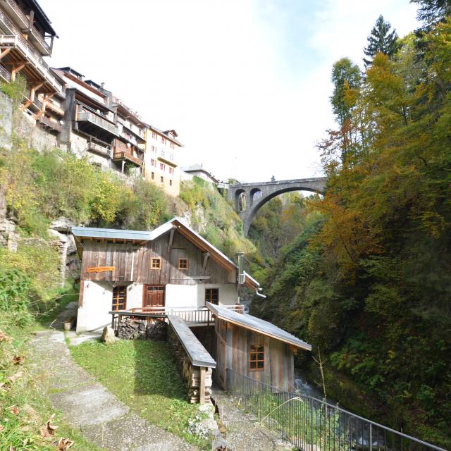 Moulin à Tienne, maisons suspendues et pont de l'Abyme à Flumet