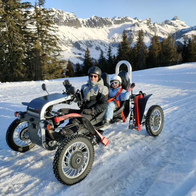 Ludovic et Martin en swincar électrique à la Giettaz