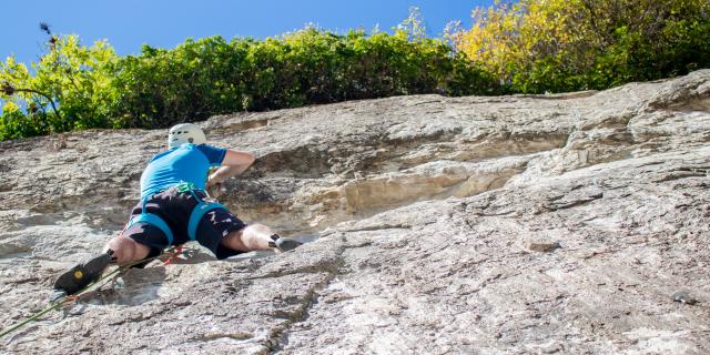 Mur d'escalade naturel à Flumet - La Carrière