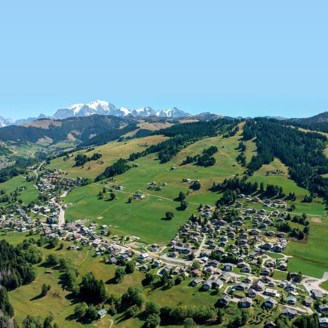 Crest-Voland / Cohennoz en été - Vue aérienne