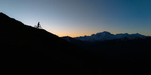 Lever de soleil en VTT dans le Val d'Arly