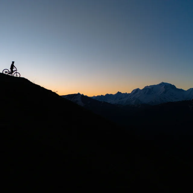 Lever de soleil en VTT dans le Val d'Arly